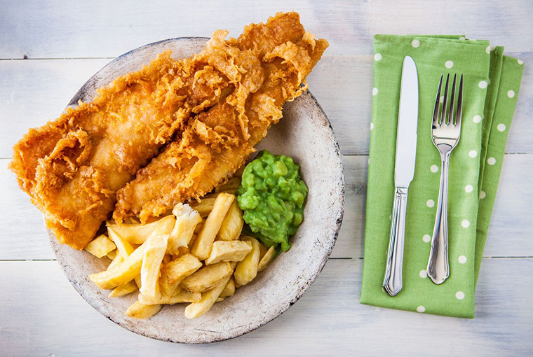 flaky fish n chips with mushy peas